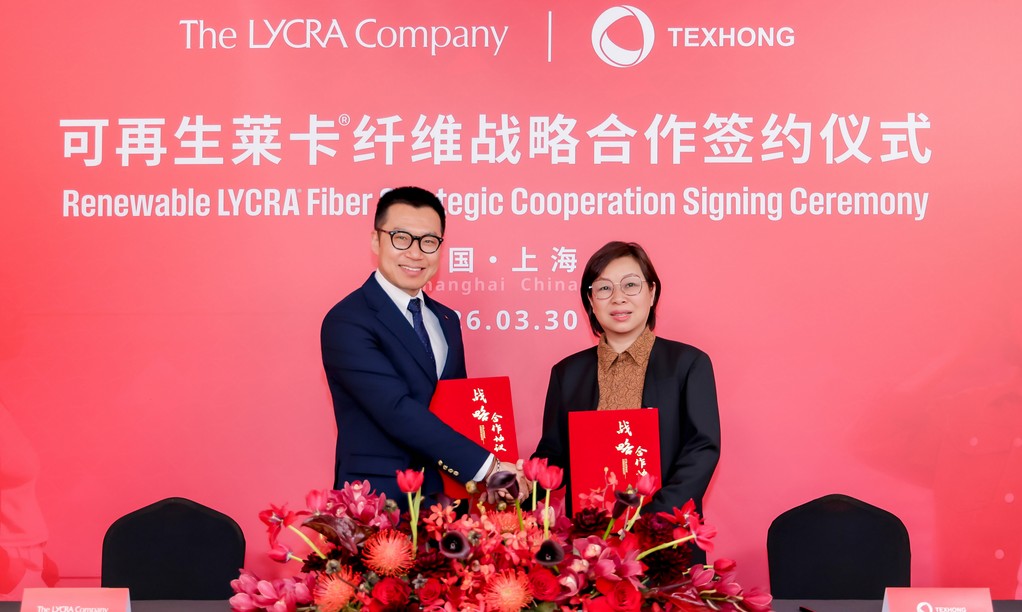 The LYCRA Company announced a strategic partnership with Texhong International Group for renewable LYCRA® fiber. Pictured at the signing ceremony held in Shanghai (left to right): Jason Wang, Vice President, Asia, The LYCRA Company, and Zhou Xia, Chief Operating Officer of Texhong International Group.