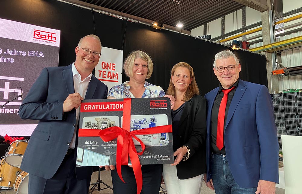 The double anniversary brings the total to 100 years of experience and skill: On behalf of the Roth Industries Group, CEO Matthias Donges (right) and shareholder Christin Roth-Jäger (2nd from right) presented a congratulatory plaque to Roth Composite Machinery Works Council Chair Simone Leschhorn and Managing Director Dr Andreas Reimann. (Photo: Roth Composite Machinery) 