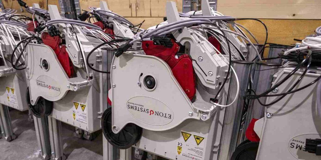 The drives circulate the product carriers so that they reach the various workstations.