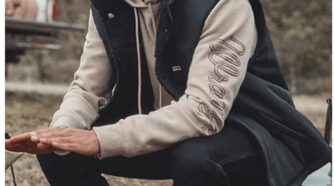 Wrangler ATG men’s reversible vest and jacket utilize a highly efficient, lightweight insulation material made of a blend of Sorona®and Kyorene® graphene fibers.