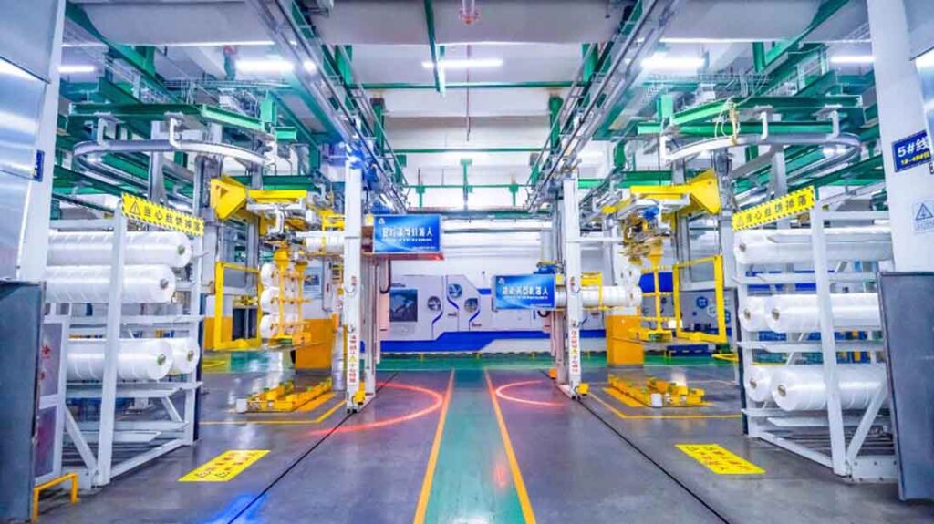 Package doffing robots (above left) and the control center in Tongkun Holding Group's smart factory. Photo courtesy of Tongkun
