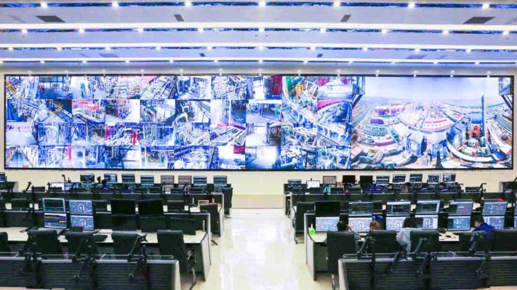 Package doffing robots (above left) and the control center in Tongkun Holding Group's smart factory. Photo courtesy of Tongkun