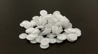 Teijin Frontier has developed nonwoven microcarriers that enable speedy, large-scale, high-quality cell culture. This scaffolding material for a wide range of cell types facilitates adherence and growth in three dimensions. Photo courtesy of Teijin Frontier