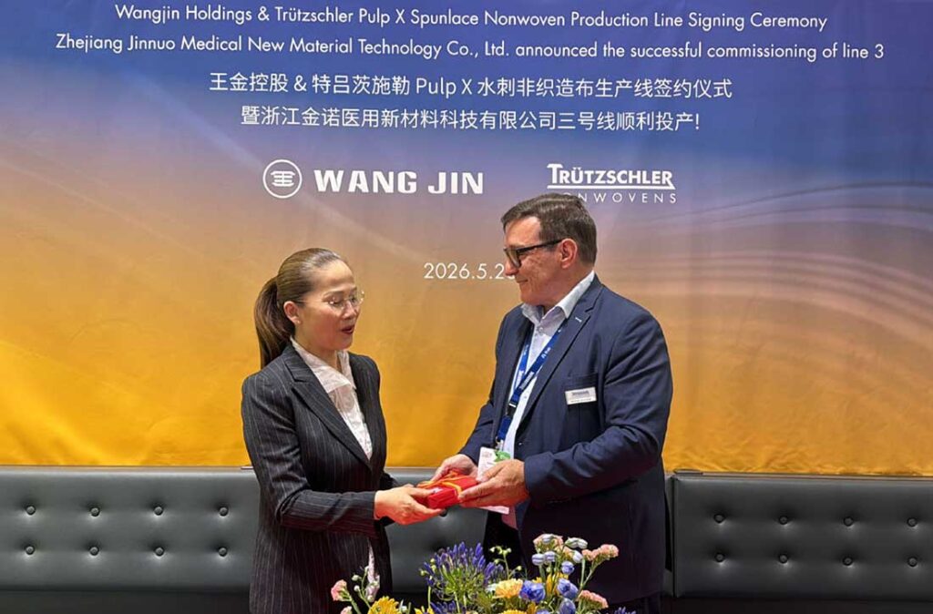 Yuping Wang, chairwoman of Wangjin Holdings and Trützschler Nonwovens MD Matthias Schemken sign the contract for new complete lines. Photo courtesy of Trützschler