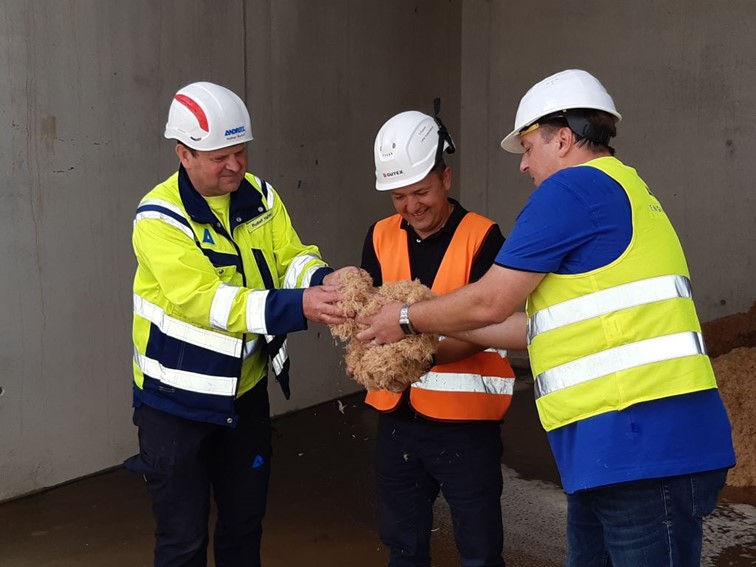 Rudolf Hafner, Site Manager, ANDRITZ; Slavisa Radovic, Head of Maintenance in Eschbach, GUTEX; Gerhard Zauner, Project Manager, ANDRITZ with the new fiber.