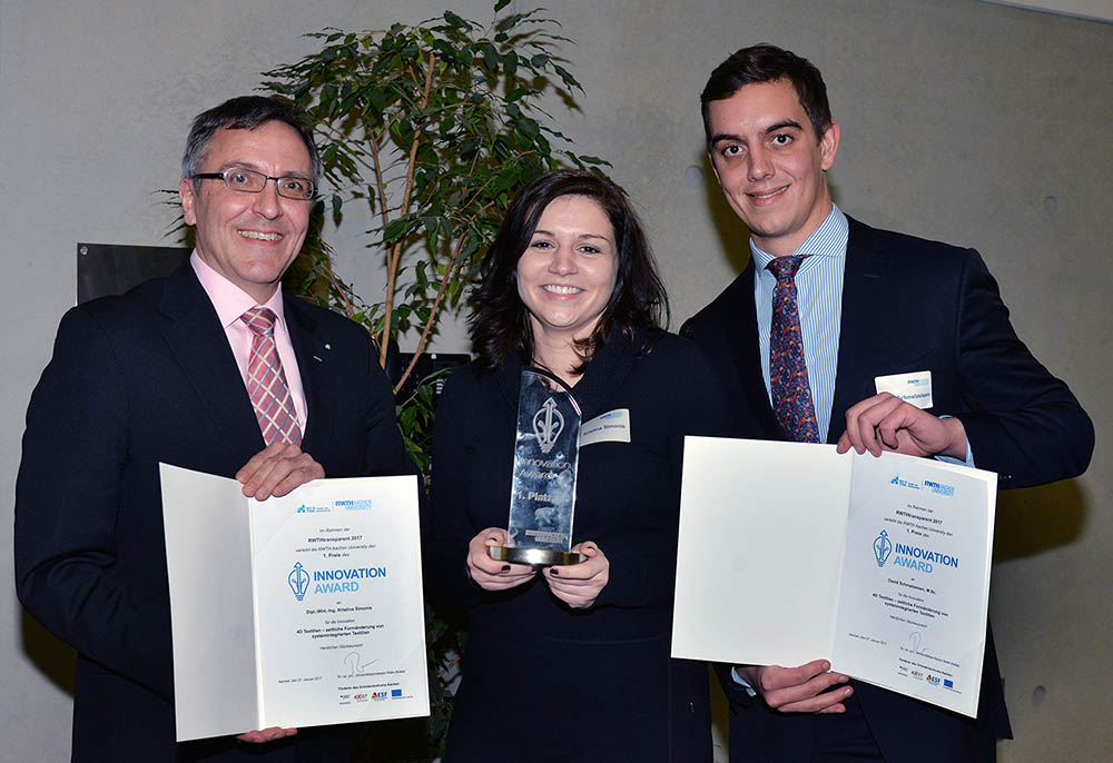 Prof. Thomas Gries, Kristina Simonis and David Schmelzeisen with the RWTH Innovation Award